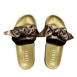 PUMA Women's Fenty By Rihanna Green Satin Bow Slide, size 5